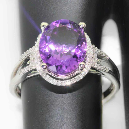 Anillo de oro blanco de 14 quilates con amatista y diamantes